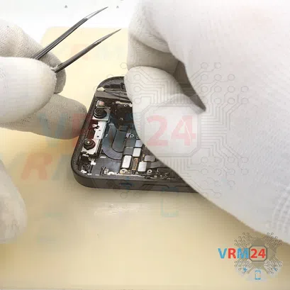 How to disassemble Apple iPhone 12, Step 9/4