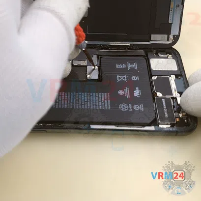 How to disassemble Apple iPhone 11 Pro, Step 5/2