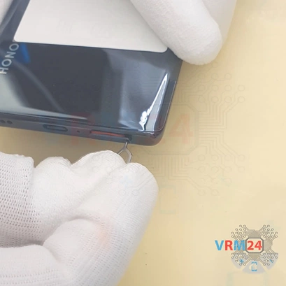 How to disassemble HONOR 70, Step 2/3