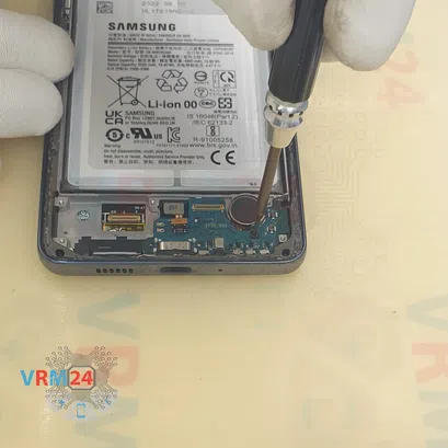 Como desmontar Samsung Galaxy A73 SM-A736 por si mesmo, Passo 12/3