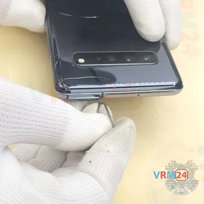 How to disassemble Samsung Galaxy S10 5G SM-G977, Step 2/3