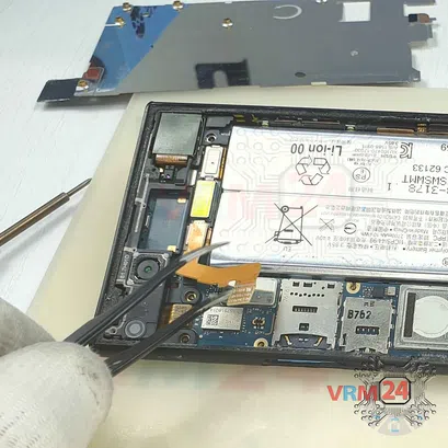 How to disassemble Sony Xperia XZ1, Step 9/3