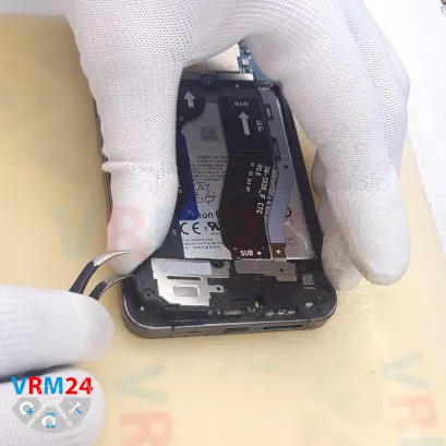 How to disassemble Samsung Galaxy S24+ SM-S921, Step 8/3