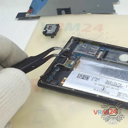 How to disassemble Sony Xperia XZ1, Step 10/3