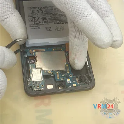 Cómo desmontar Samsung Galaxy S21 FE SM-G990, Paso 16/3