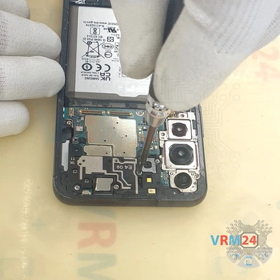 Cómo desmontar Samsung Galaxy S22 SM-S901, Paso 12/3