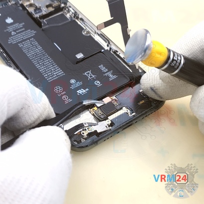 How to disassemble Apple iPhone 11 Pro, Step 18/4