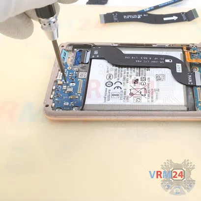 How to disassemble Samsung Galaxy S21 SM-G991, Step 10/3