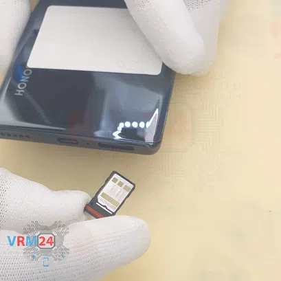 How to disassemble HONOR 70, Step 2/4