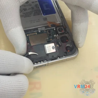 Как разобрать Samsung Galaxy S24 FE SM-S721, Шаг 15/3