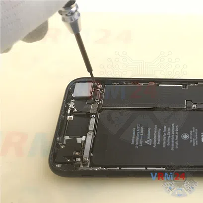 Como desmontar Apple iPhone SE (2nd generation) por si mesmo, Passo 9/4