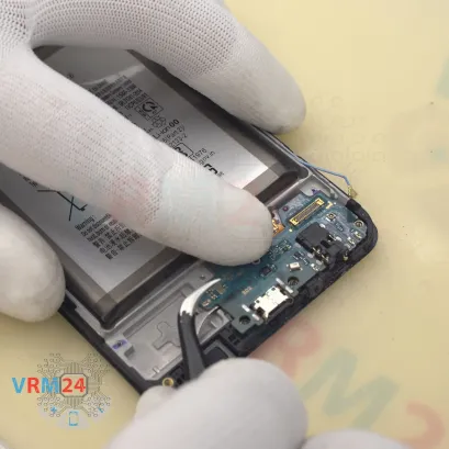 How to disassemble Samsung Galaxy M32 SM-M325, Step 16/3