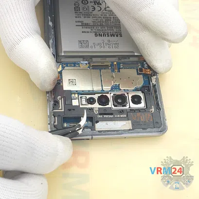 Cómo desmontar Samsung Galaxy S10 5G SM-G977, Paso 15/3