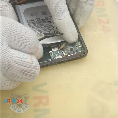 How to disassemble Samsung Galaxy S21 FE SM-G990, Step 12/3