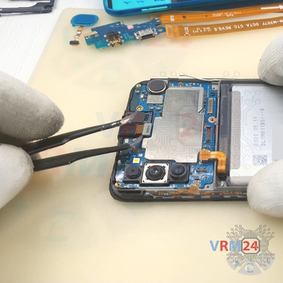 Cómo desmontar Samsung Galaxy M21 SM-M215, Paso 15/3