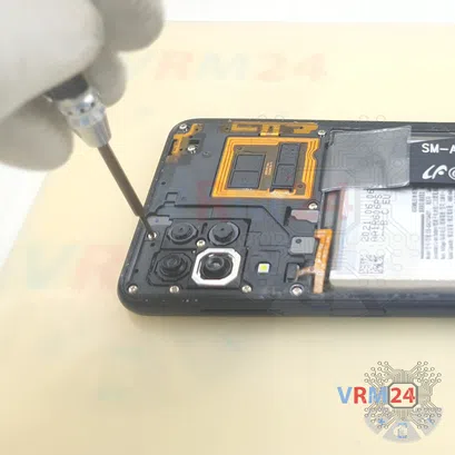 How to disassemble Samsung Galaxy A22 SM-A225, Step 4/5