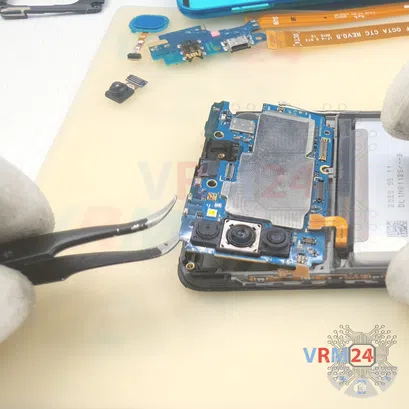 How to disassemble Samsung Galaxy M21 SM-M215, Step 16/3