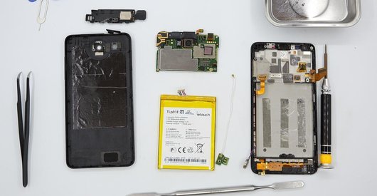 Como desmontar Alcatel OT Idol Ultra 6033X por si mesmo