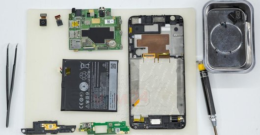 Como desmontar HTC Desire 820 por si mesmo