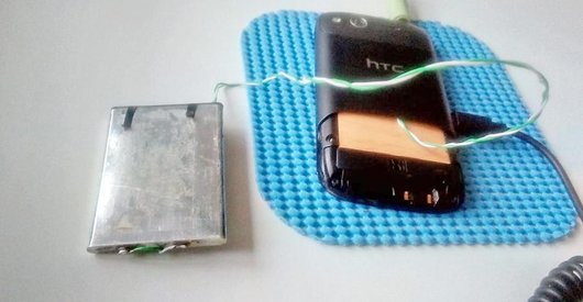 ¿Es posible hacer que el smartphone HTC Desire S funcione desde la red eléctrica sin batería?