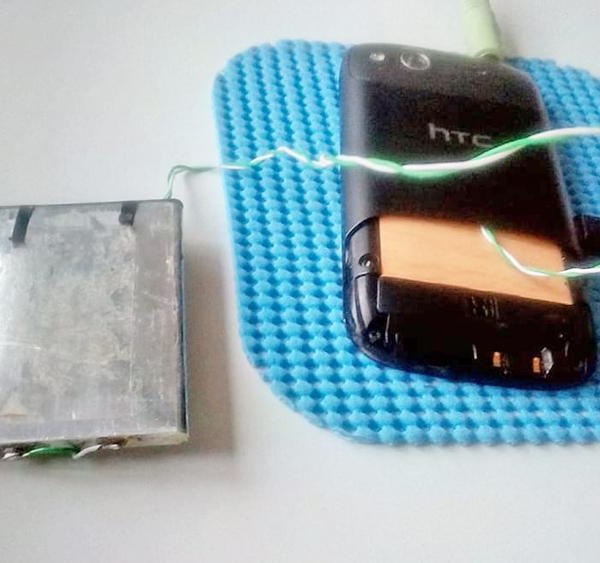 ¿Es posible hacer que el HTC Desire S funcione desde la red eléctrica sin batería?
