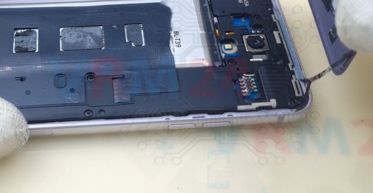 Comment ouvrir la coque arrière sur LG Q7 Q610