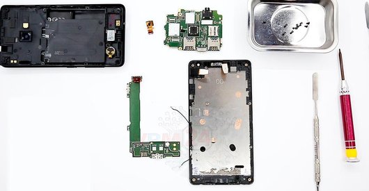 Como desmontar Nokia Lumia 735 RM-1038 por si mesmo
