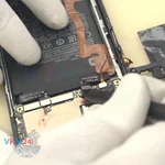 Отсоединяем коннектор аккумуляторной батареи