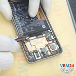 Отсоединяем коннектор аккумуляторной батареи